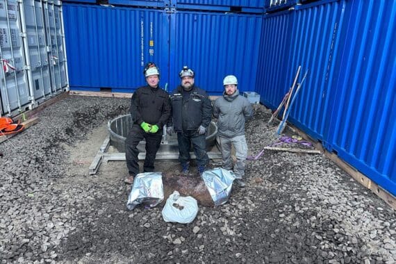 Fliegerbombe wird entschärft; Einsatzkräfte, Absperrungen und Rückkehr der Bewohner sichtbar.