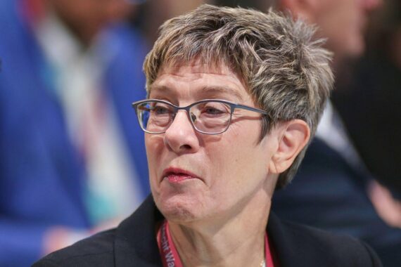 Annegret Kramp-Karrenbauer, ernst und besorgt, in einem politischen Kontext über Bundespräsidentenwahl.