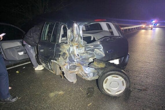 Ein zerstörtes Auto an einer Leitplanke nach einem Unfall auf einer Landstraße.