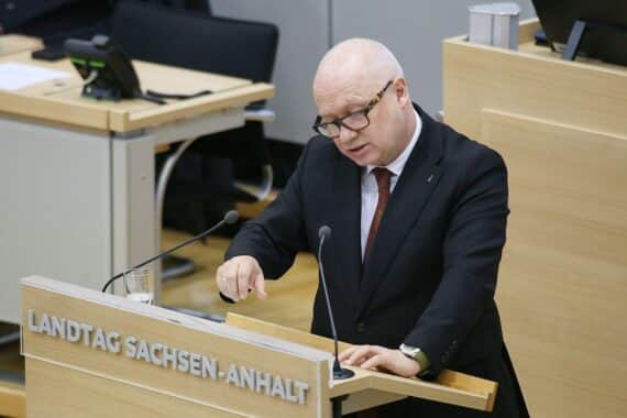 Oliver Kirchner kritisiert CDU-Vorschläge zu Sozialstaatseinschnitten, fordert Schutz für arbeitende Menschen.