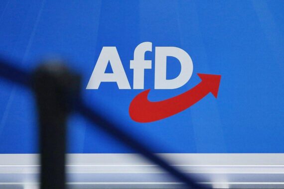 AfD-Logo mit Feiernden bei der Gründung des Landesverbands Generation Deutschland in Niedersachsen.