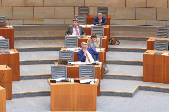 AfD-Abgeordnete im Landtag NRW mit überdurchschnittlich vielen Mitarbeitern stehen im Fokus der Kritik.