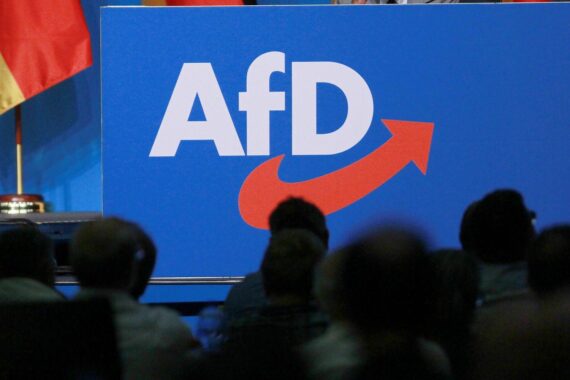 AfD-Logo vor Verfassungsschutz-Akte, symbolisiert Extremismus und Sicherheitsbedenken in Niedersachsen.