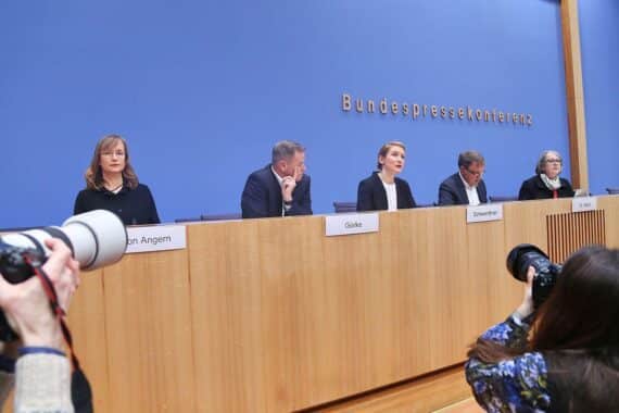 Politiker diskutieren Vermögensteuer; AfD lehnt sie ab, fordert Ausgabensenkungen und Schuldenstopp.