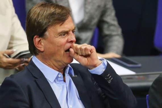 Bernd Baumann spricht vor Mikrofon, Verteidigung der AfD nach Gerichtsurteil über Verfassungsschutz.