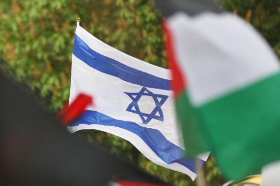 Pro-Palästina-Demo in Berlin mit Demonstranten, Plakaten und politischen Aussagen zur Lage im Westjordanland.