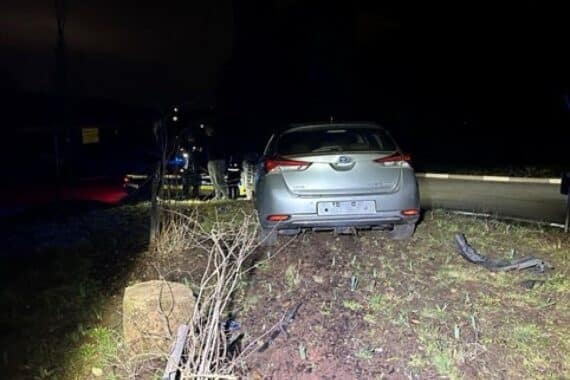 Unfallfahrzeug im Kreisverkehr, Polizei sucht Zeugen nach Alkoholeinfluss-Unfall.