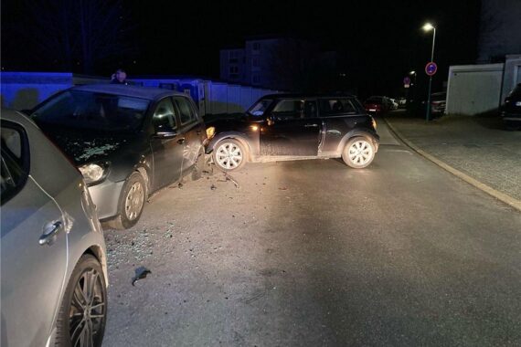 Ein zerstörter Mini Cooper und beschädigte Autos nach alkoholbedingtem Unfall in Velbert.