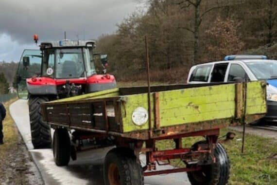 Traktor verliert Öl auf B48, Polizei und Spezialfirma reinigen Fahrbahn und Fahrradweg.