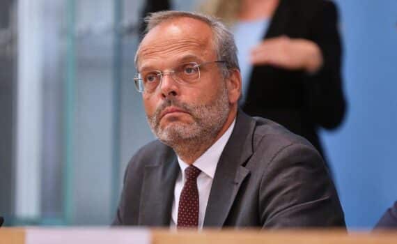 Felix Klein kündigt Amtswechsel als Antisemitismusbeauftragter, sucht neue berufliche Herausforderungen.