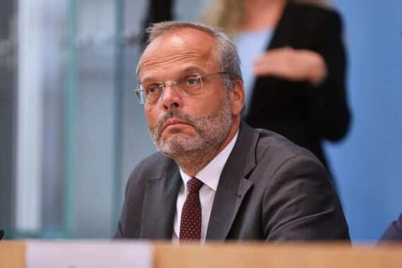 Felix Klein kündigt Amtswechsel als Antisemitismusbeauftragter, sucht neue berufliche Herausforderungen.