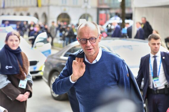 Friedrich Merz spricht auf CDU-Parteitag in Stuttgart; eingeschränkter Alkoholausschank angekündigt.