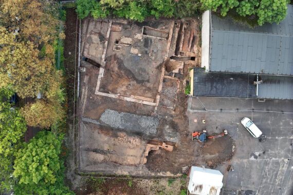 Neuzeitliche Gebäudereste des Maarhofs und die Rübenkrautfabrik während archäologischer Freilegung.