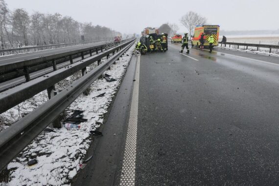 Auffahrunfall auf Autobahn: Unfallfahrzeuge, Verletzte, Feuerwehr und gesperrte Fahrbahn sichtbar.