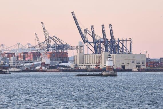 Industrieanlagen symbolisieren den transatlantischen Handel zwischen EU und USA, betroffen vom Zoll-Abkommen.