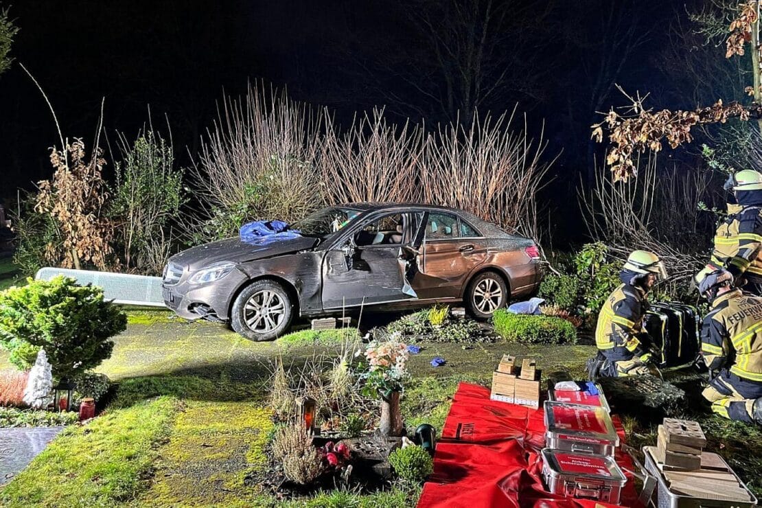 Auto durchbricht Friedhofszaun in Essen-Werden