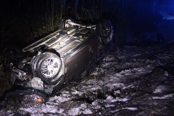 Abgeschlepptes Auto nach Glätteunfall, Fahrer leicht verletzt, Winterbedingungen auf der Straße.
