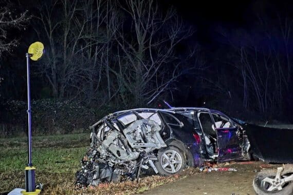 Verunfalltes Auto in zwei Teile gerissen, Feuerwehr im Einsatz zur Rettung und Sicherung.