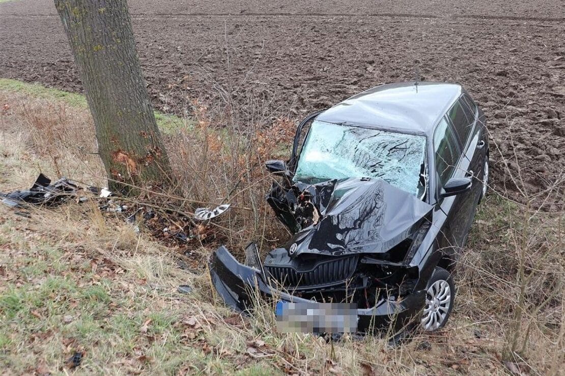Autofahrerin prallt nach Schleudern auf K15 bei Warburg gegen Baum