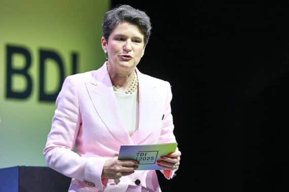 Tanja Gönner fordert mehr Transparenz und weniger Abhängigkeit von China in einem Podcast.