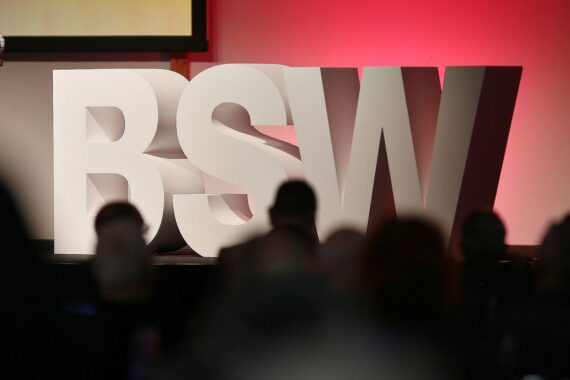 BSW-Logo vor dem Hintergrund eines Landtagsgebäudes, symbolisiert politische Debatte und Gesetzesverabschiedung.