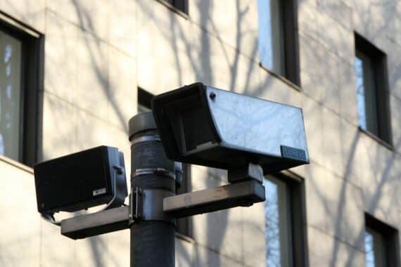 Überwachungskamera im öffentlichen Raum, die Möglichkeiten zur Videoüberwachung demonstriert.