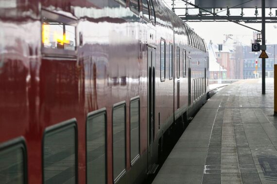 Regionalzug mit Personal zur Erhöhung der Sicherheit und Doppelbegleitungen im Bahnverkehr.