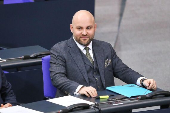 Markus Frohnmaier spricht auf einer internationalen Veranstaltung in Washington, wirtschaftliche Interessen vertreten.