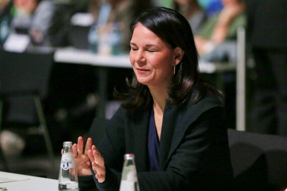 Annalena Baerbock diskutiert WM-Boykott, betont Verantwortung im Sport und politische Handlungsfähigkeit.