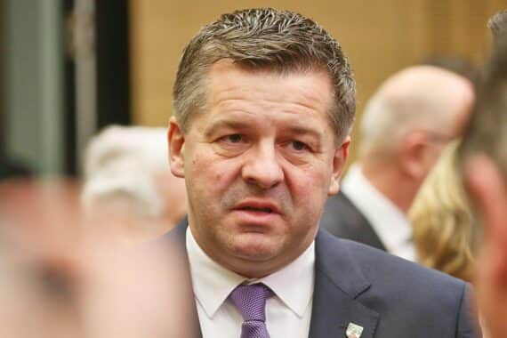 Ministerpräsident Sven Schulze feiert den Erhalt des DB Museums in Halle.