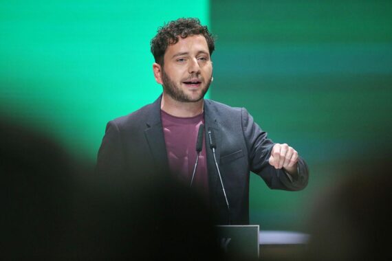 Felix Banaszak diskutiert europäische Atombomben, kritisiert Angstmacherei in der öffentlichen Debatte.