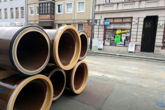 Wasserrohre und Infrastruktur, die für Wasserversorgung und Abwasserentsorgung in Kommunen renoviert werden.