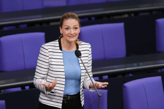 Judith Gerlach diskutiert rückläufigen Alkohol- und Tabakkonsum sowie steigenden E-Zigaretten- und Cannabiskonsum.
