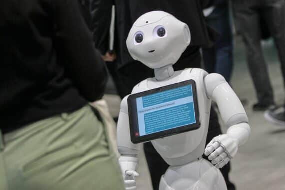 Bilder von Robotertechnologie, Rechtsdiskussion und Expertenrunde in Berlin, fokussiert auf KI im Recht.