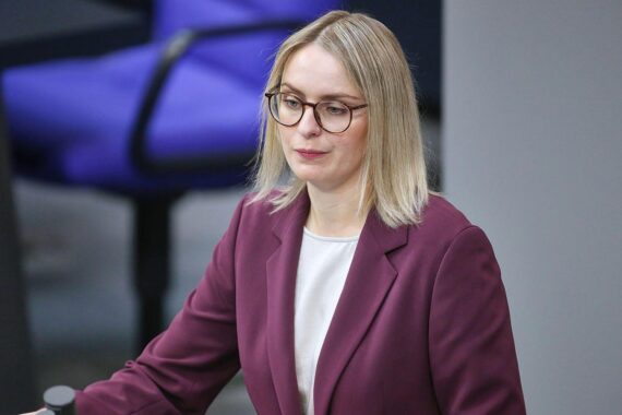 Natalie Pawlik fordert Maßnahmen gegen Rassismus in staatlichen Institutionen und betont Verantwortung.