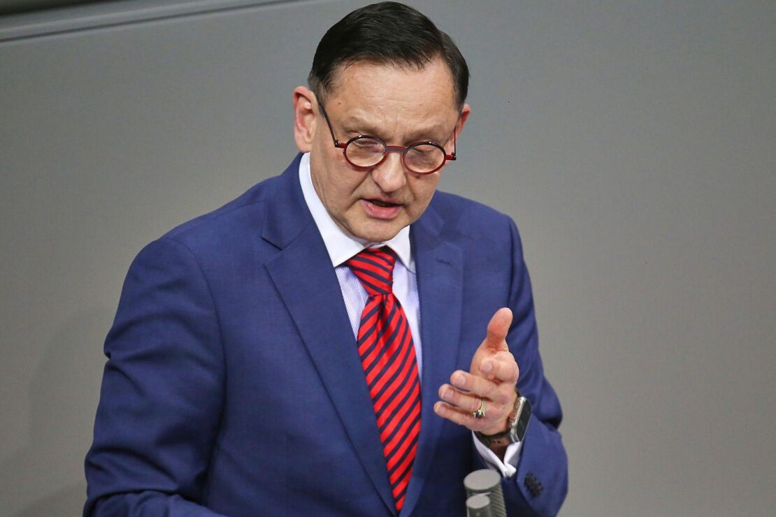 Bericht: AfD-Vize will zu "Remigrations-Gipfel" mit Sellner reisen