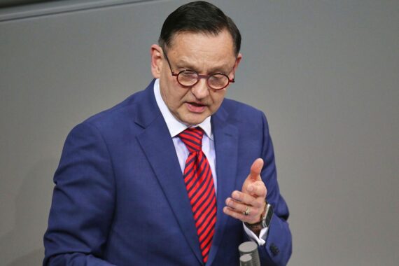 Kay Gottschalk auf dem Remigrations-Gipfel: Kontroverse Teilnahme trotz AfD-Vorstandsrat.