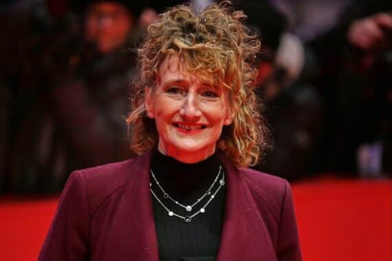 Tricia Tuttle vor Berlinale-Hintergrund, symbolisiert Führungskrisen und antisemitische Kontroversen.