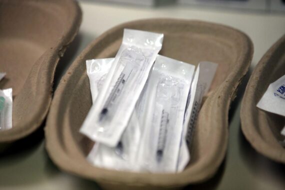 Bereitgelegte Impfspritzen symbolisieren die aktualisierte Impfempfehlung für Berliner Bürger.