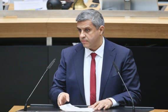 Ein Bild von Berlin mit Kleingärten, idealerweise Menschen in Gärten, umgeben von Natur.