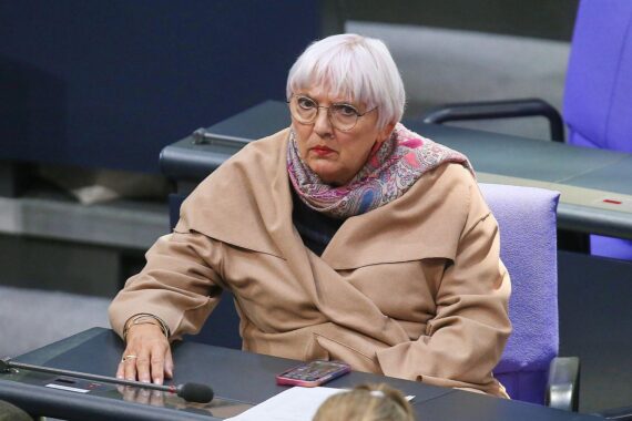 Claudia Roth äußert sich kritisch zur politischen Einflussnahme auf die Berlinale und Kunstfreiheit.