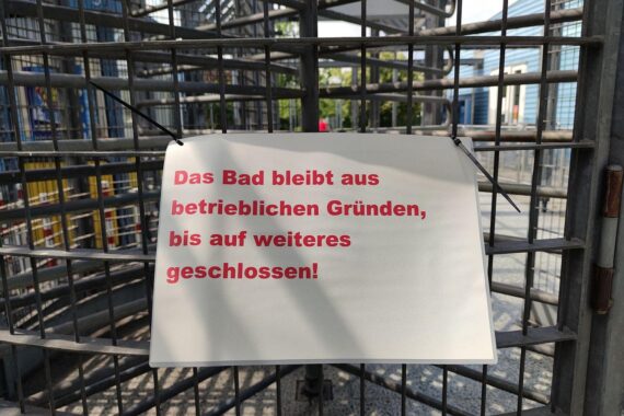 Schwimmbad mit Menschen im Wasser, Symbol für drohende Schließungen in Berlin.