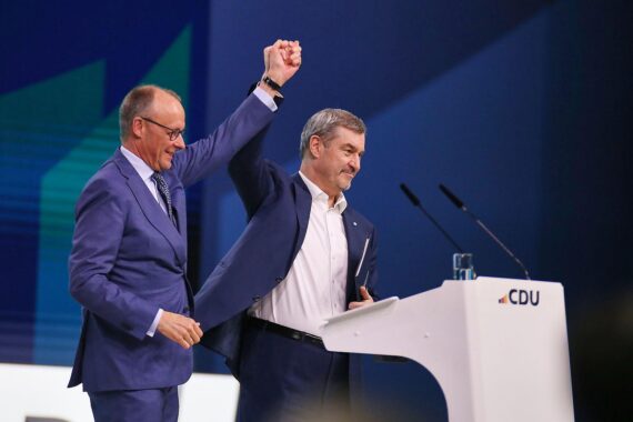 Friedrich Merz und Markus Söder gemeinsam, strahlend, symbolisieren Geschlossenheit der Unionsparteien.
