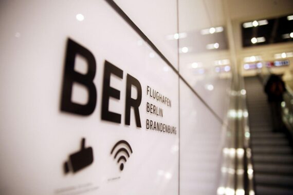 Eisige Piste am Flughafen BER, keine Flüge wegen Blitzeis, Passagiere warten vergeblich.