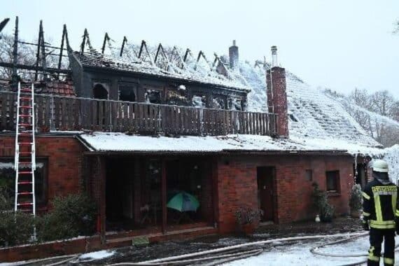 Ein brennendes Einfamilienhaus, Feuerwehreinsatz und ein verletzter Bewohner.