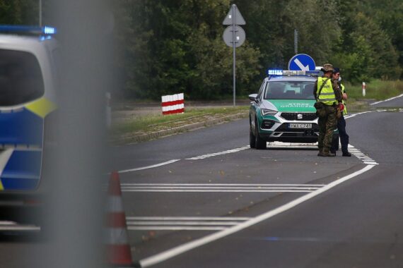 Deutsche und polnische Grenzkontrolle, Kritik an politischen Maßnahmen, wirtschaftliche Auswirkungen auf Brandenburg.