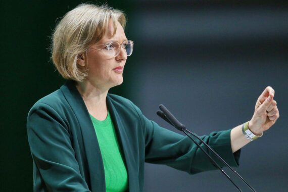 Franziska Brantner kritisiert Heizgesetzreform, fordert mehr erneuerbare Energien und wirtschaftliche Verantwortung.