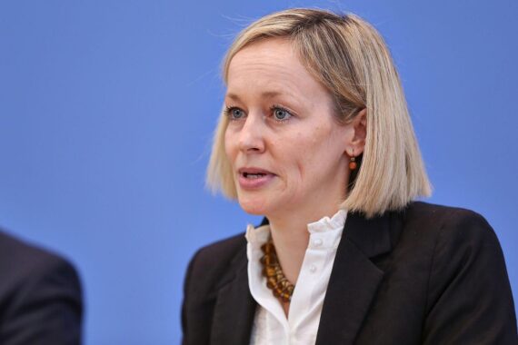 Louisa Specht-Riemenschneider diskutiert Datenschutz und soziale Medien für Jugendliche in Berlin.