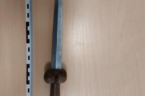 Dolch im Handgepäck entdeckt: Sicherheitskontrolle am Flughafen Bremen, Passagier vergaß ihn.