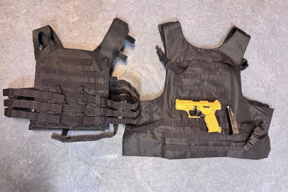 Bundespolizei stellt zwei Männer mit Schutzwesten und Schreckschusswaffe